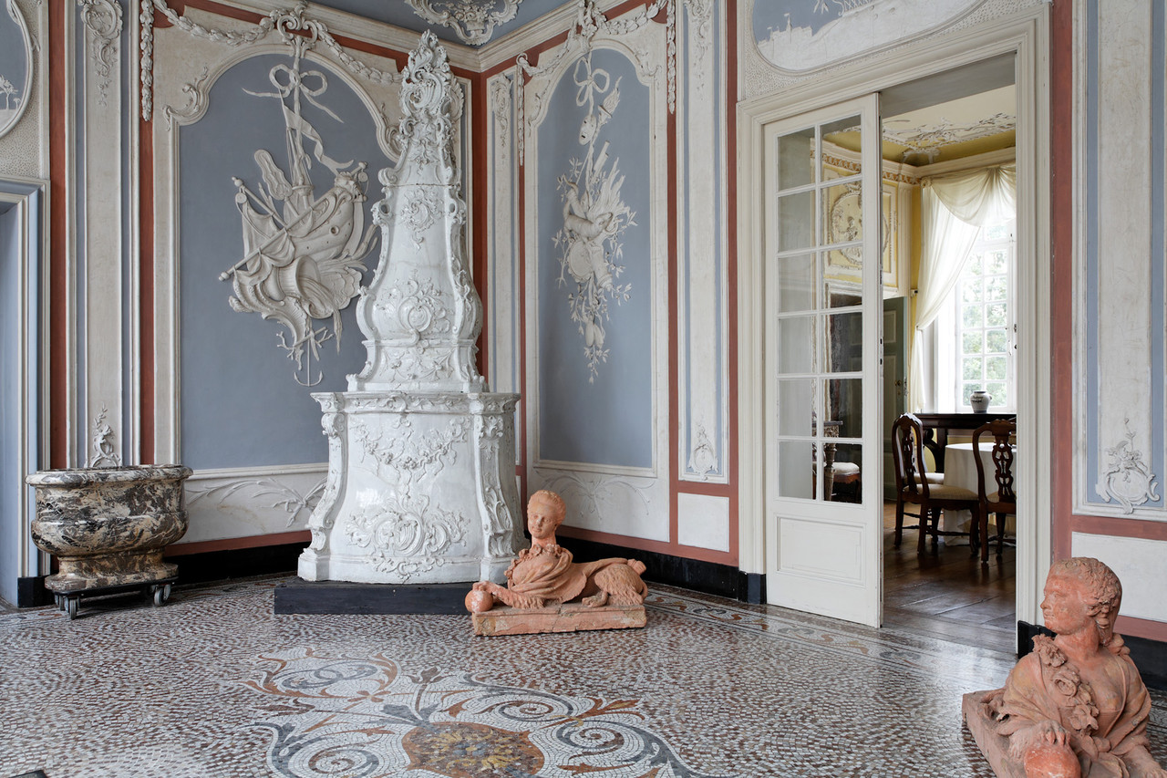 Chateau de deulin the hunting themed dining room of the chateau ...
